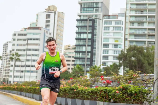 运动员参加利马马拉松赛42K 2023 秘鲁利马 在路上跑步 — 图库照片