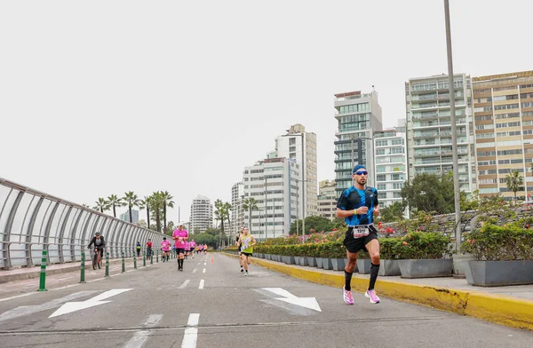 Lima, Peru - 21 Mayıs 2023: Sporcular Lima Maratonu 42K 