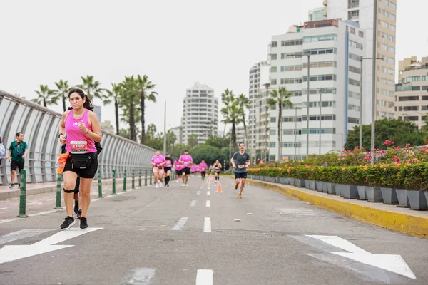 运动员参加利马马拉松赛42K 2023 秘鲁利马 在路上跑步 — 图库照片