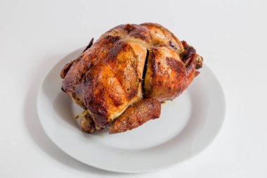 Beyaz tabakta ızgara tavuk, yakın.