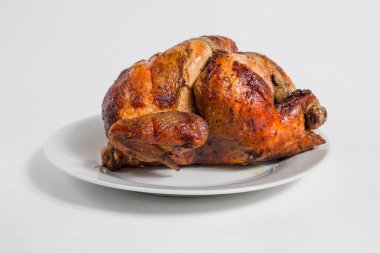 Beyaz arka planda ızgara tavuk.