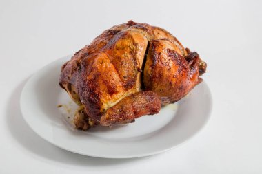 Beyaz tabakta ızgara tavuk. Beyaz arka planda izole edilmiş.