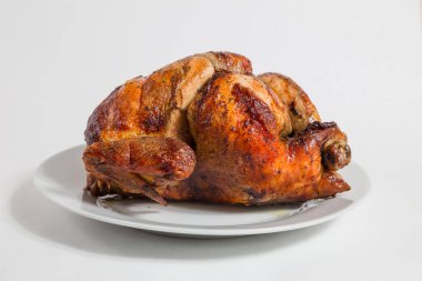 Tabakta kızarmış tavuk.