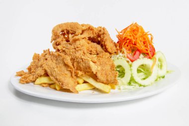 Tabakta patates kızartması ve sebzeli balık