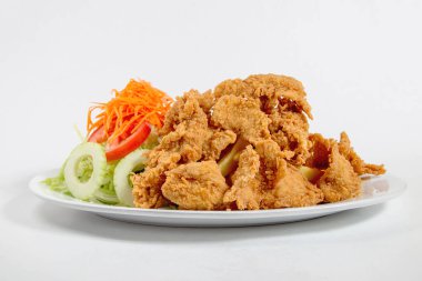 Kızarmış domuz pirzolası ve kızarmış balık.