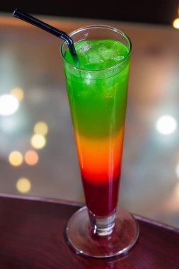 Bir bardak buzlu kokteyl.