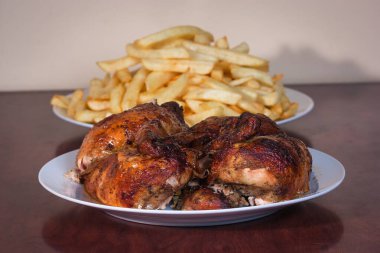 Patatesli kızarmış tavuk.