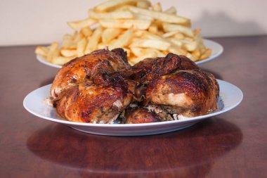 Kızarmış tavuk, patates ve patates kızartması..