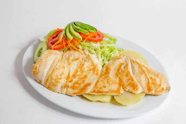 野菜とサラダをホワイトプレートで揚げたサーモン — ストック写真