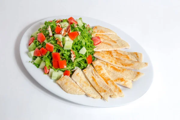 野菜をテーブルの上に乗せた新鮮なサラダ — ストック写真