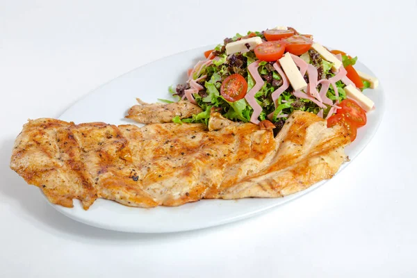 サラダと野菜のグリルドターキーステーキ — ストック写真