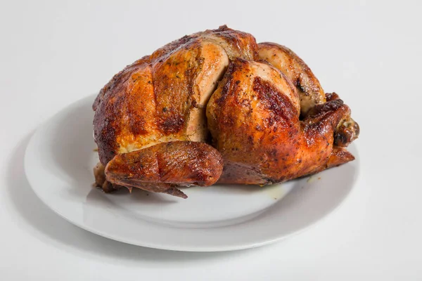 Ψητό Ολόκληρο Κοτόπουλο Στο Πιάτο Απομονώνονται Λευκό Φόντο Πάνω Όψη — Φωτογραφία Αρχείου