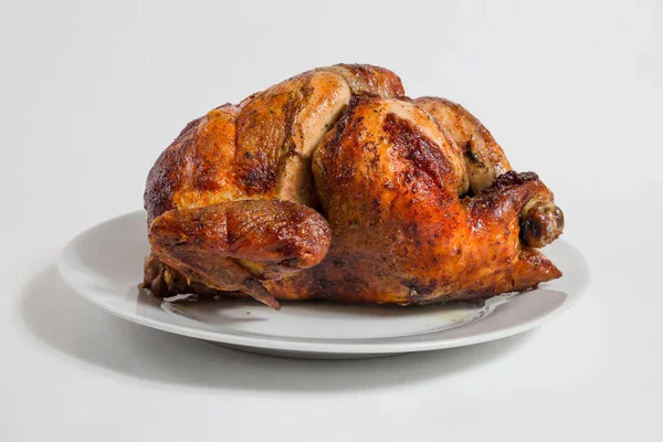 Κοτόπουλο Ολόκληρο Ψητό Στο Άσπρο Πιάτο — Φωτογραφία Αρχείου