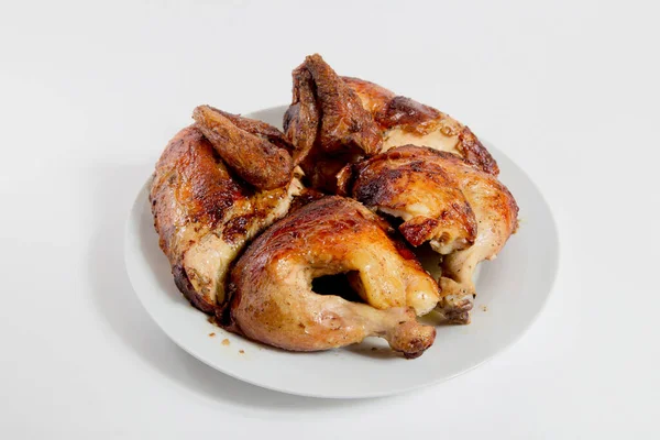 Beyaz Arka Planda Tabakta Tavuk Bacağı Üst Manzara — Stok fotoğraf
