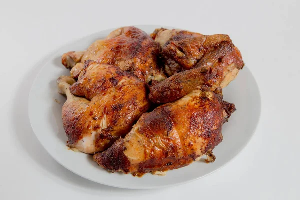 Ψητά Πόδια Κοτόπουλου Στο Πιάτο Λευκό Φόντο — Φωτογραφία Αρχείου