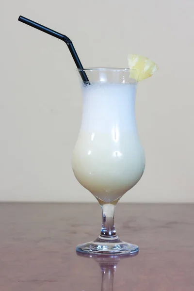 Een Glas Cocktail Een Lichte Achtergrond — Stockfoto