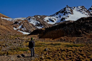 Peru 'nun orta And Dağları' ndaki Yuracochas Dağları 'nın Karlı Çağlaması. Lima yakınlarındaki Ticlio 'da 4.700 msnm..