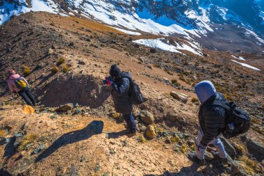 Peru 'nun orta And Dağları' ndaki Yuracochas Dağları 'nın Karlı Çağlaması. Lima yakınlarındaki Ticlio 'da 4.700 msnm..