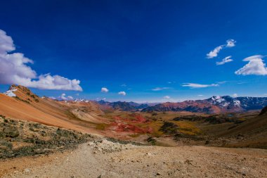 Peru 'nun orta And Dağları' ndaki Yuracochas Dağları 'nın Karlı Çağlaması. Lima yakınlarındaki Ticlio 'da 4.700 msnm..