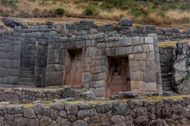 Tambomachay Cusco, Peru Arkeoloji Kompleksi 'nde turistler. 