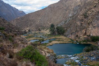 Huancaya, Lima Peru, gölü ve dağları olan güzel bir manzara.