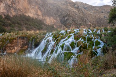 Huancaya, Lima Peru, gölü ve dağları olan güzel bir manzara.