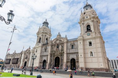 La Catedral Baslica de Lima esta ubicada en la Plaza Mayor de Lima, Peru