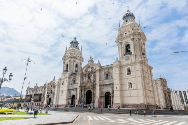 La Catedral Baslica de Lima esta ubicada en la Plaza Mayor de Lima, Peru