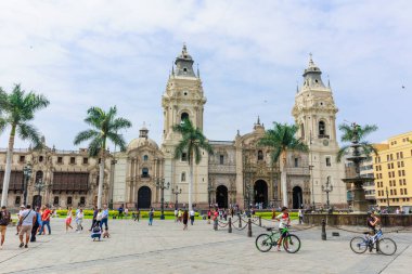 La Catedral Baslica de Lima esta ubicada en la Plaza Mayor de Lima, Peru