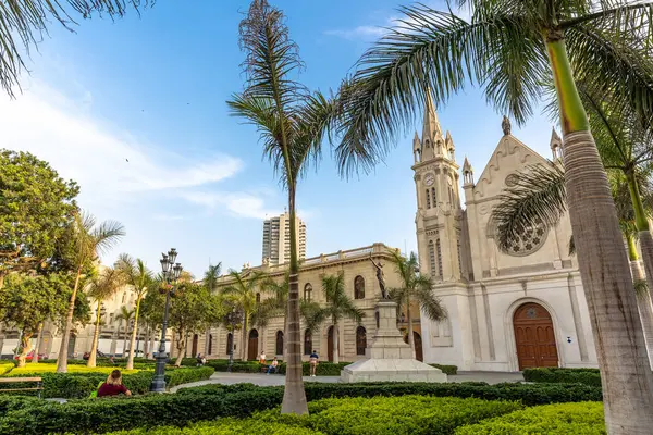 Recoletan Plaza Francian Kirkko Limassa Perussa Huhtikuu 2023 — kuvapankkivalokuva