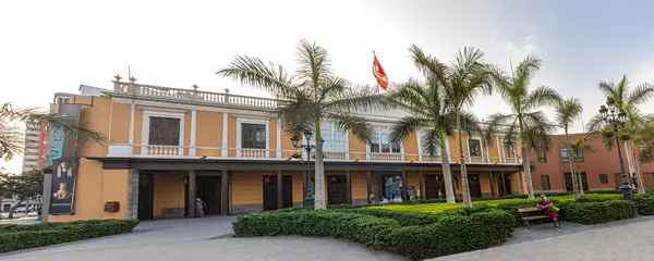 Biblioteca de la Plaza Francia. Arquitectura en las calles del centro de Lima, Peru. Abril 2023