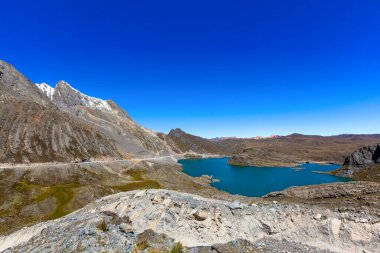 Dağları olan güzel bir manzara. Doğa