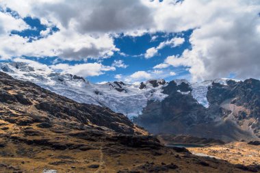 Bulutlu ve gökyüzü olan dağ manzarası, Huaytapallana Dağı, Huancayo Peru
