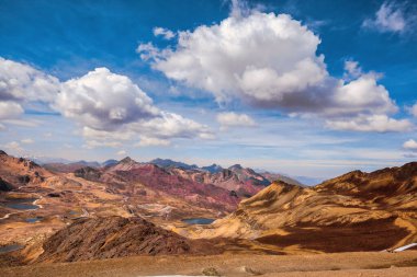 Yuracochas, Orta And Dağları 'nda yer alan ve Lima Peru' da yürüyüş yapmak için ideal bir tepe zinciridir.. 