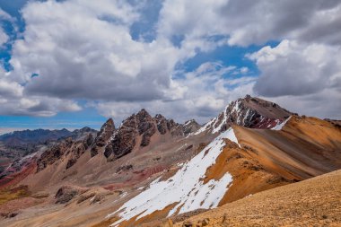 Yuracochas, Orta And Dağları 'nda yer alan ve Lima Peru' da yürüyüş yapmak için ideal bir tepe zinciridir.. 