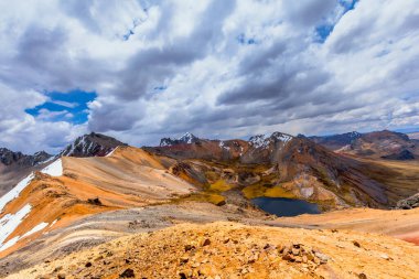 Yuracochas, Orta And Dağları 'nda yer alan ve Lima Peru' da yürüyüş yapmak için ideal bir tepe zinciridir.. 
