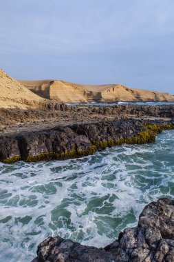 Vista marina del puerto de Supe, el muelle y los botes frante al mar, Provincia de Barranca, Lima, Peru.