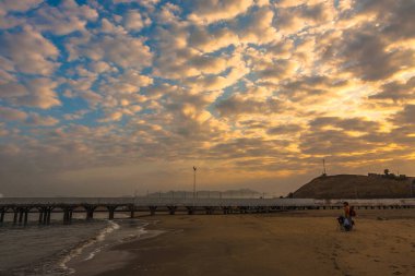 Supe limanının, rıhtımın ve denizin önündeki teknelerin, Barranca, Lima, Peru 'nun deniz manzarası..