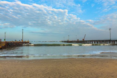 Supe limanının, rıhtımın ve denizin önündeki teknelerin, Barranca, Lima, Peru 'nun deniz manzarası..