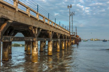Supe limanının, rıhtımın ve denizin önündeki teknelerin, Barranca, Lima, Peru 'nun deniz manzarası..