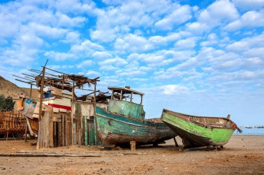 Supe limanının, rıhtımın ve denizin önündeki teknelerin, Barranca, Lima, Peru 'nun deniz manzarası..