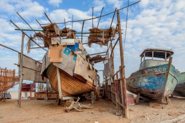 Supe limanının deniz manzarası, tersanede eski bir tekne, Barranca ili, Lima, Peru.