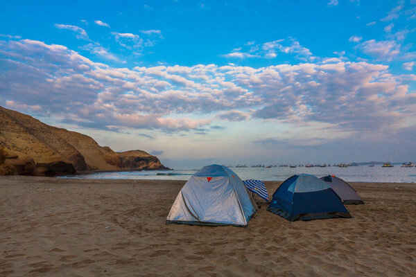 Vista marina del puhéde Supe, el muelle y los botes frente al mar, Provincia de Barranca, Lima, Peru.
