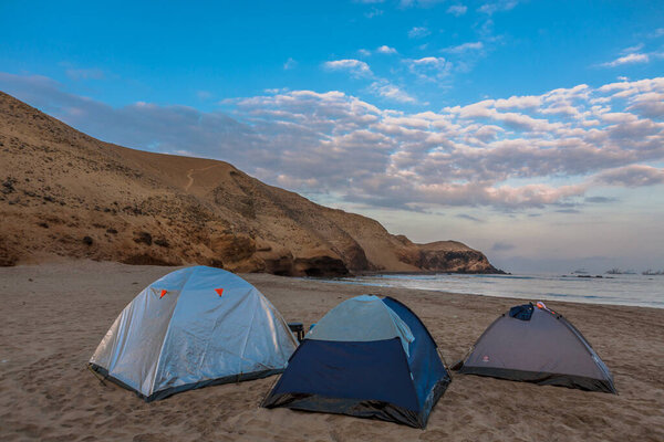Vista marina del puhéde Supe, el muelle y los botes frente al mar, Provincia de Barranca, Lima, Peru.