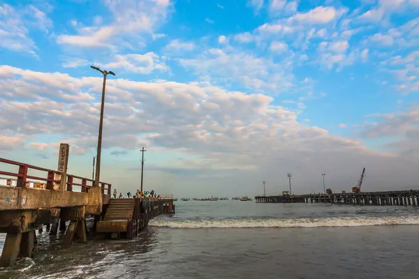 Supe limanının, rıhtımın ve denizin önündeki teknelerin, Barranca, Lima, Peru 'nun deniz manzarası..