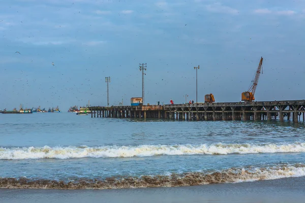 Supe limanının, rıhtımın ve denizin önündeki teknelerin, Barranca, Lima, Peru 'nun deniz manzarası..