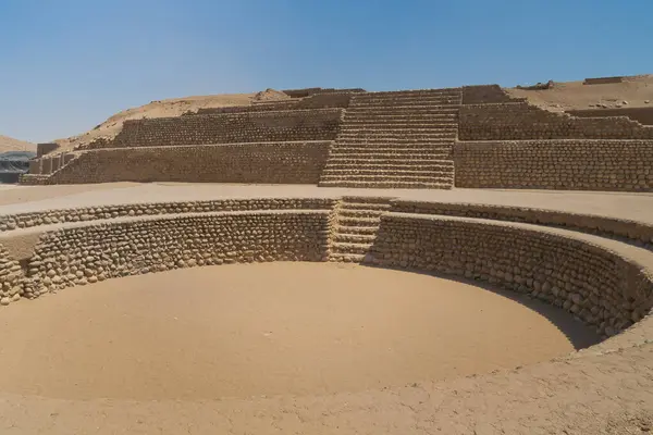 Bandurria Piramidi, antik tapınağın mezarlığı, dağın tepesinde yer alır.,