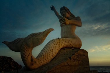 Sahilde bir kadın heykeli Trujillo, Peru
