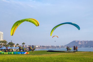 Miraflores turisti, Larcomar ve deniz feneri, yamaç paraşütünün de yapıldığı malekonu oluşturur. 23 Mart 2019 Lima Peru