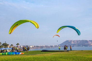 Miraflores turisti, Larcomar ve deniz feneri, yamaç paraşütünün de yapıldığı malekonu oluşturur. 23 Mart 2019 Lima Peru